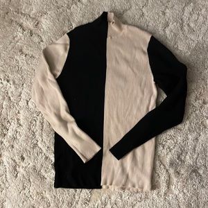 Color Blocked Ribbed Mock Neck Sz. M